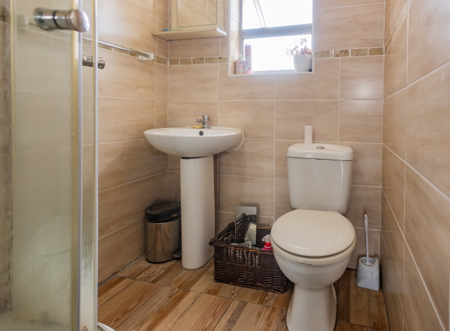 6 Bedroom Property for Sale in Uitzicht Western Cape